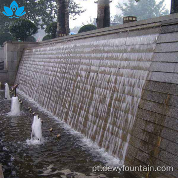 Fonte da água da parede externa com bico de fonte da piscina